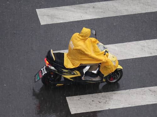 骑电动车